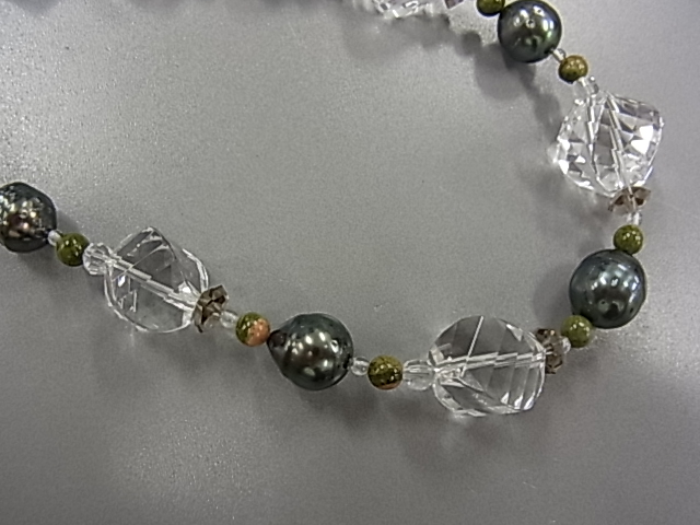 こちらの黒蝶真珠は美しくグリーンがかったようなピーコック調。間珠のグリーン系のユナカイトやセピア色のスモーキークォーツとよく合います。